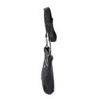 Bolso de hombro con bolsillo frontal abierto y bandolera de lona negra monograma
