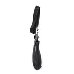 Bolso de hombro con bolsillo frontal abierto y bandolera de lona negra monograma