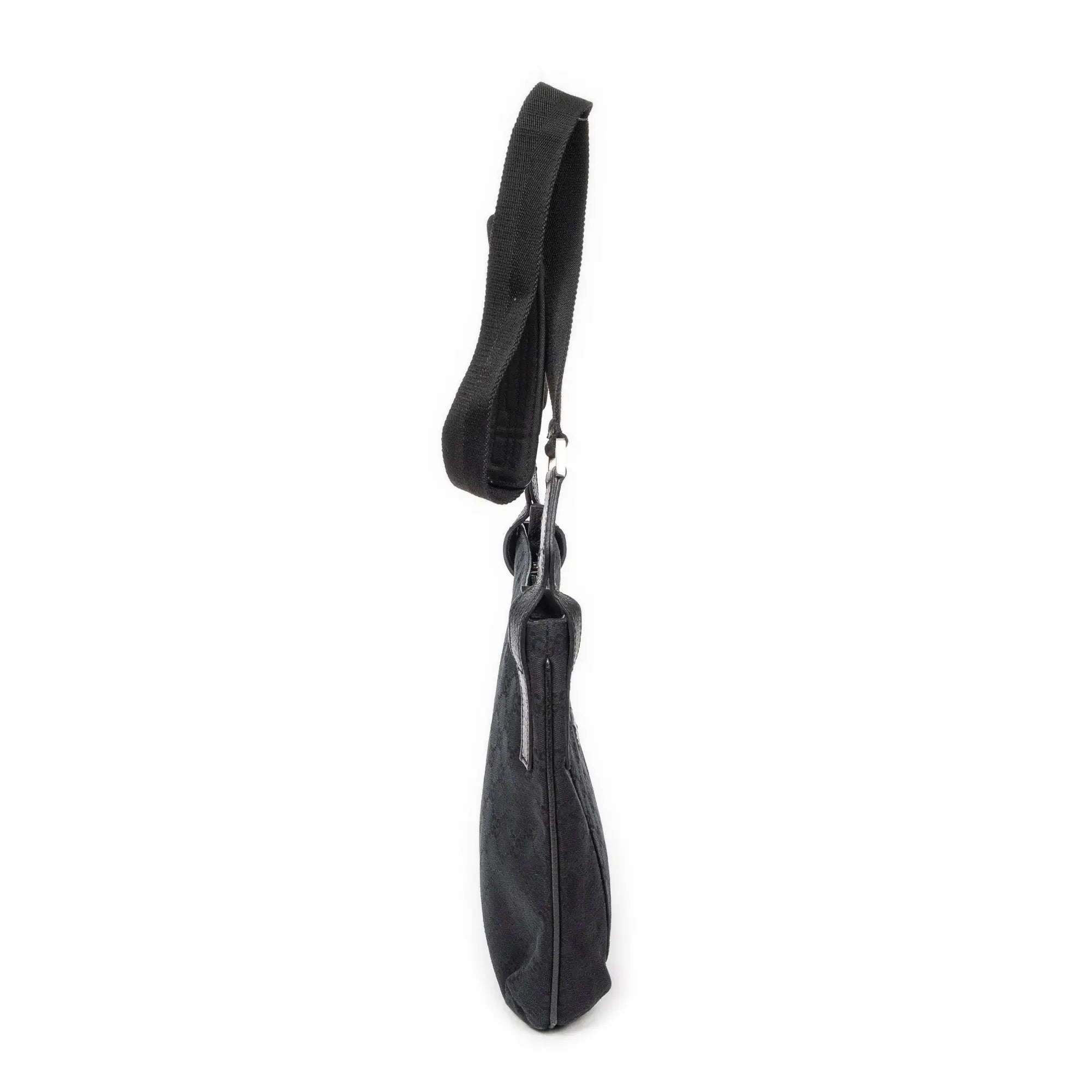 Bolso de hombro con bolsillo frontal abierto y bandolera de lona negra monograma