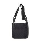 Bolso de hombro con bolsillo frontal abierto y bandolera de lona negra monograma
