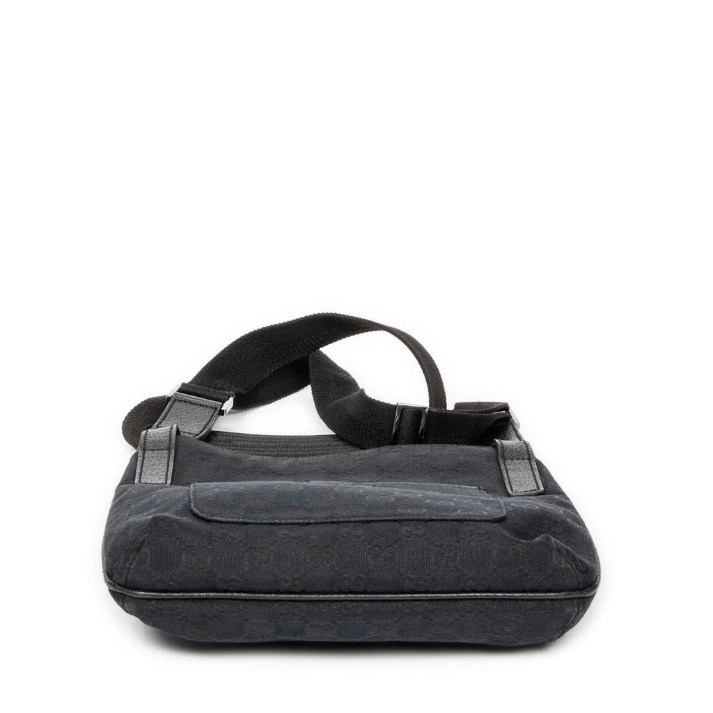 Bolso de hombro con bolsillo frontal abierto y bandolera de lona negra monograma