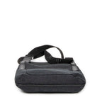 Bolso de hombro con bolsillo frontal abierto y bandolera de lona negra monograma