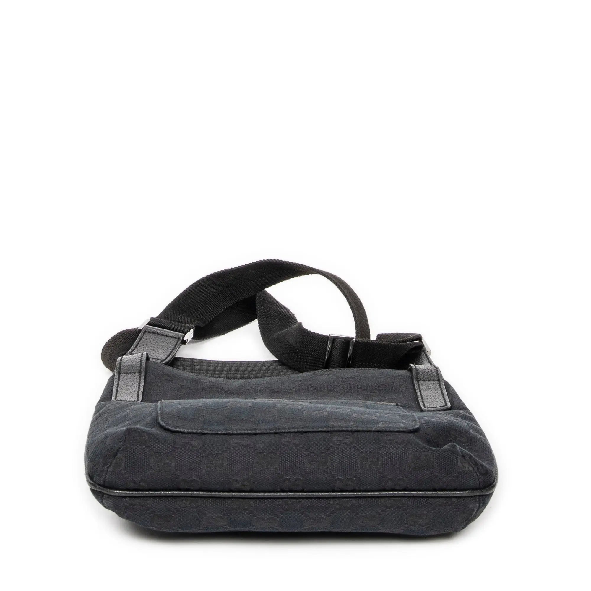 Bolso de hombro con bolsillo frontal abierto y bandolera de lona negra monograma