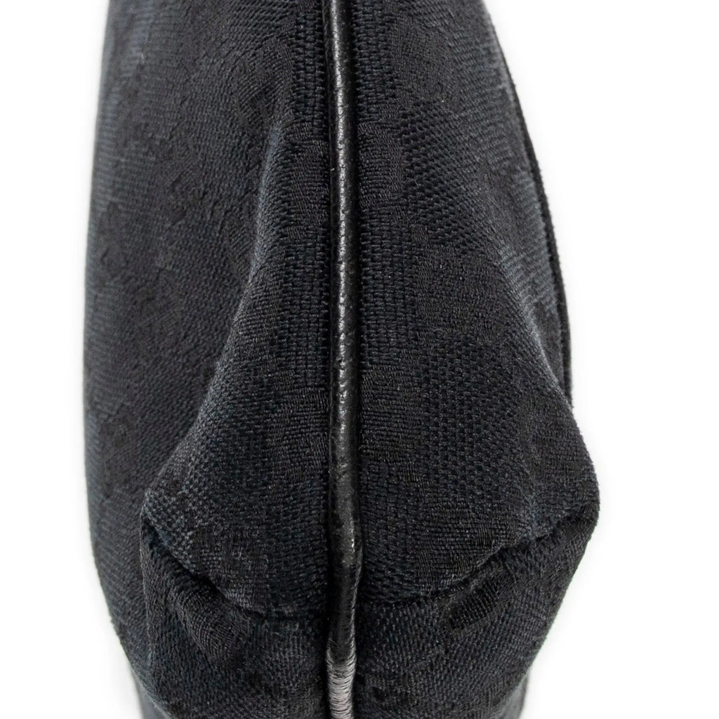 Bolso de hombro con bolsillo frontal abierto y bandolera de lona negra monograma