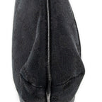 Bolso de hombro con bolsillo frontal abierto y bandolera de lona negra monograma