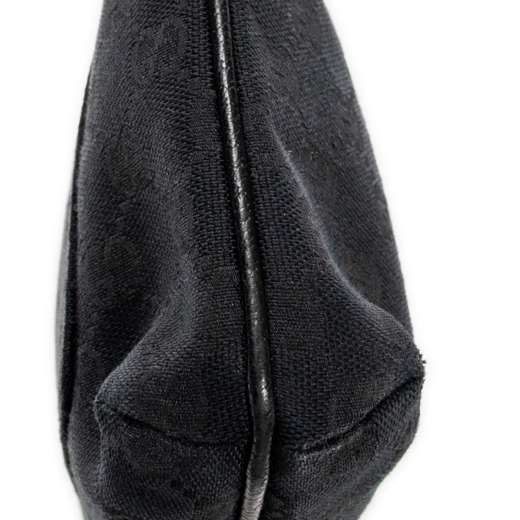 Bolso de hombro con bolsillo frontal abierto y bandolera de lona negra monograma