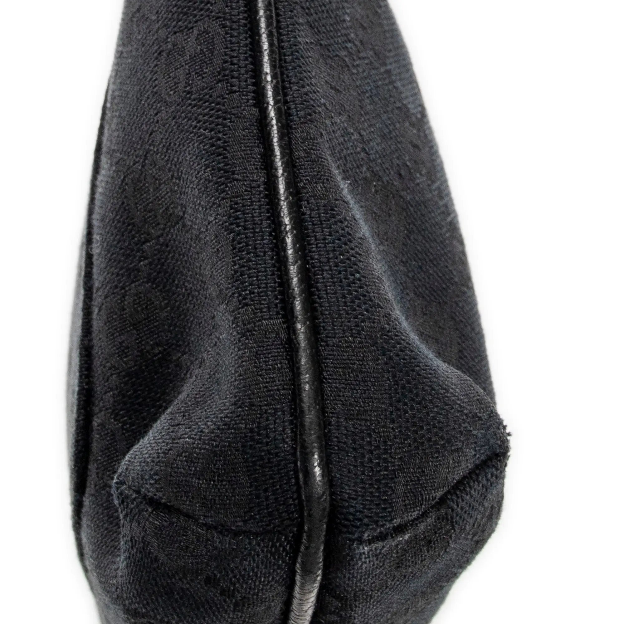 Bolso de hombro con bolsillo frontal abierto y bandolera de lona negra monograma