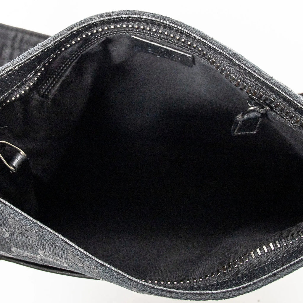 Bolso de hombro con bolsillo frontal abierto y bandolera de lona negra monograma