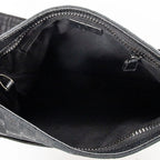 Bolso de hombro con bolsillo frontal abierto y bandolera de lona negra monograma