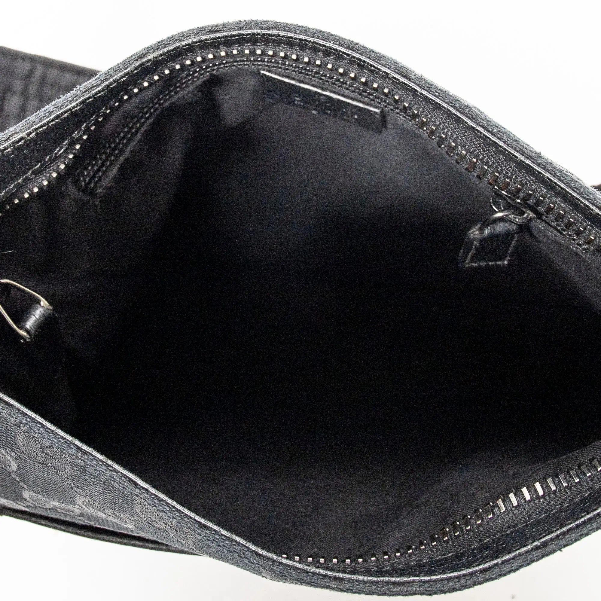 Bolso de hombro con bolsillo frontal abierto y bandolera de lona negra monograma