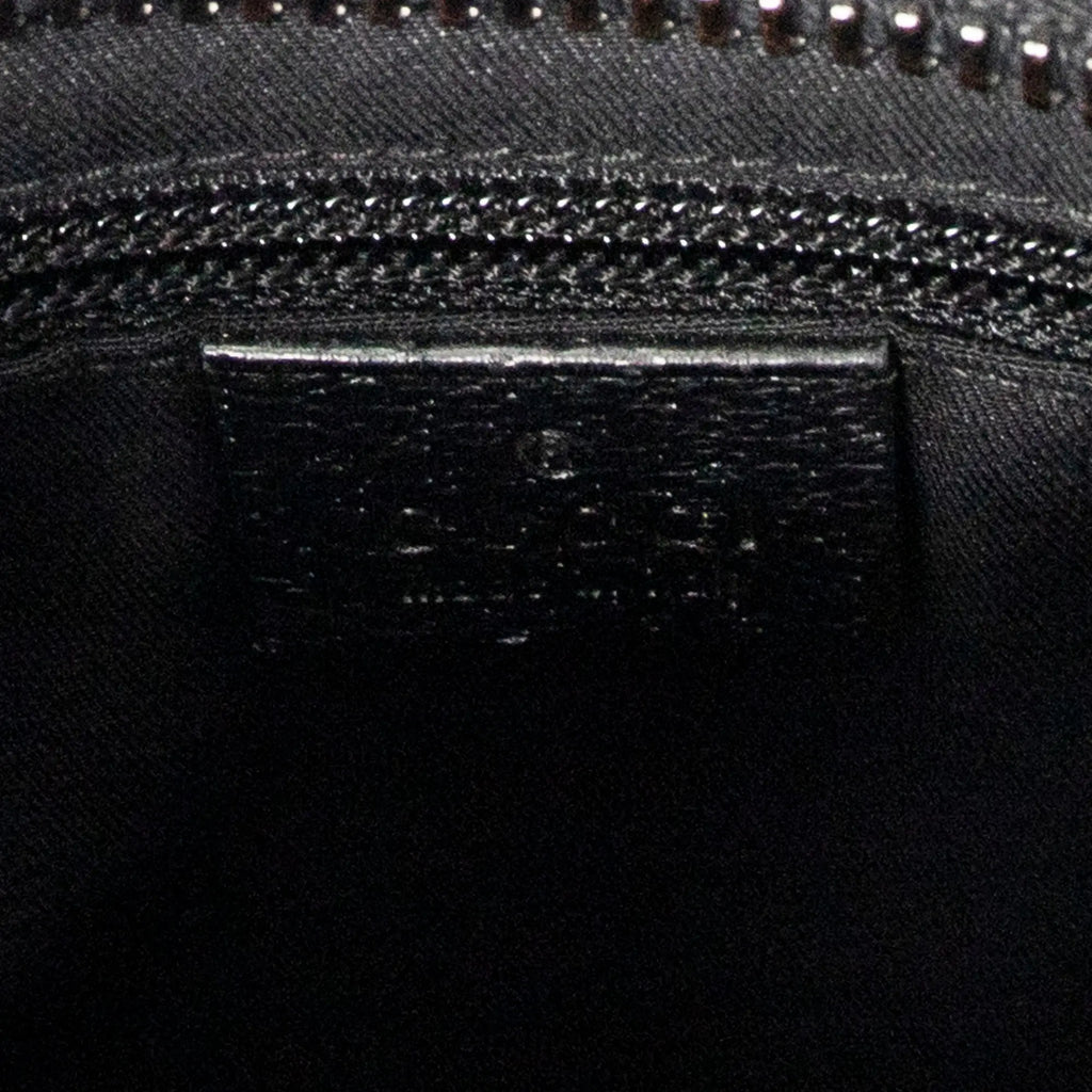 Bolso de hombro con bolsillo frontal abierto y bandolera de lona negra monograma