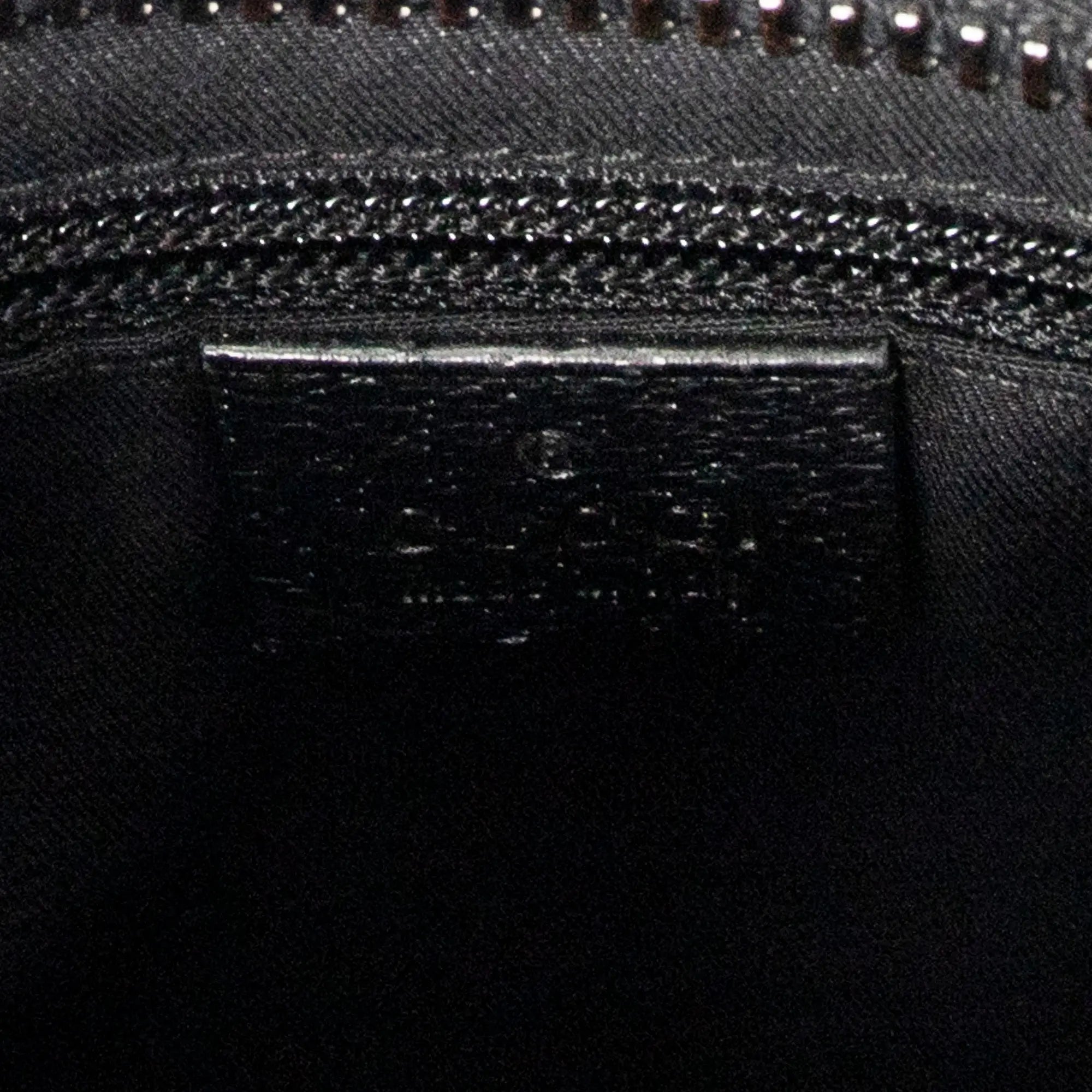Bolso de hombro con bolsillo frontal abierto y bandolera de lona negra monograma