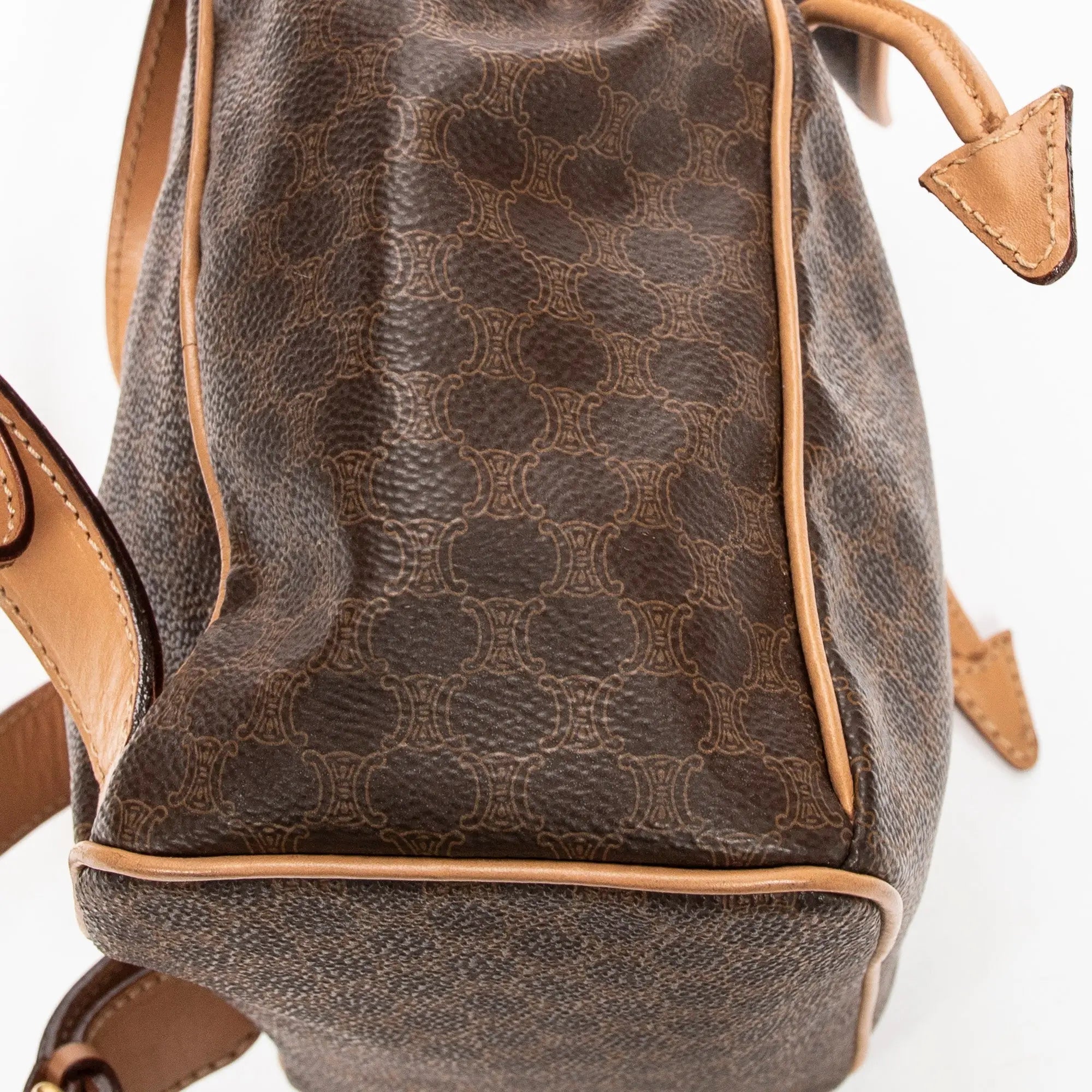 Mochila pequeña con solapa y cordón, lona revestida Macadam beige