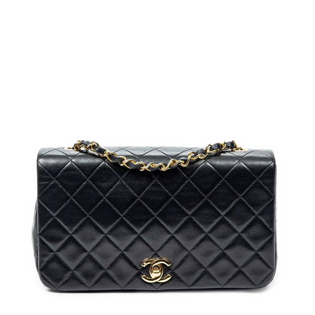 Bolso de hombro CC Turn Lock Mademoiselle Full Flap de cuero de cordero acolchado negro