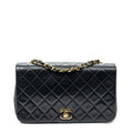 Bolso de hombro CC Turn Lock Mademoiselle Full Flap de cuero de cordero acolchado negro