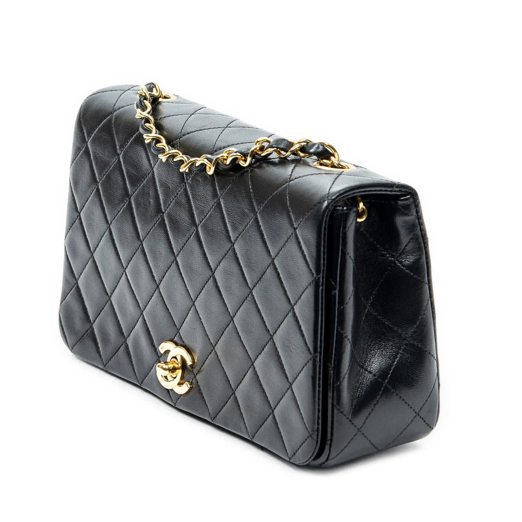 Bolso de hombro CC Turn Lock Mademoiselle Full Flap de cuero de cordero acolchado negro
