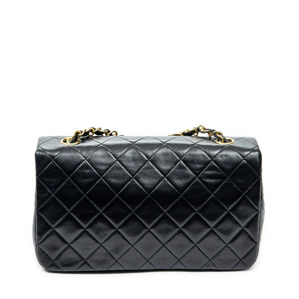 Bolso de hombro CC Turn Lock Mademoiselle Full Flap de cuero de cordero acolchado negro