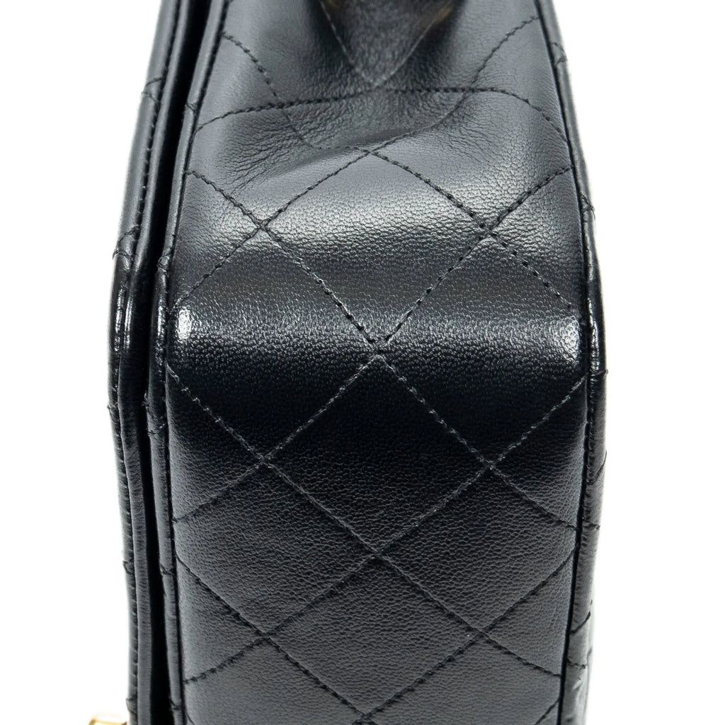Bolso de hombro CC Turn Lock Mademoiselle Full Flap de cuero de cordero acolchado negro