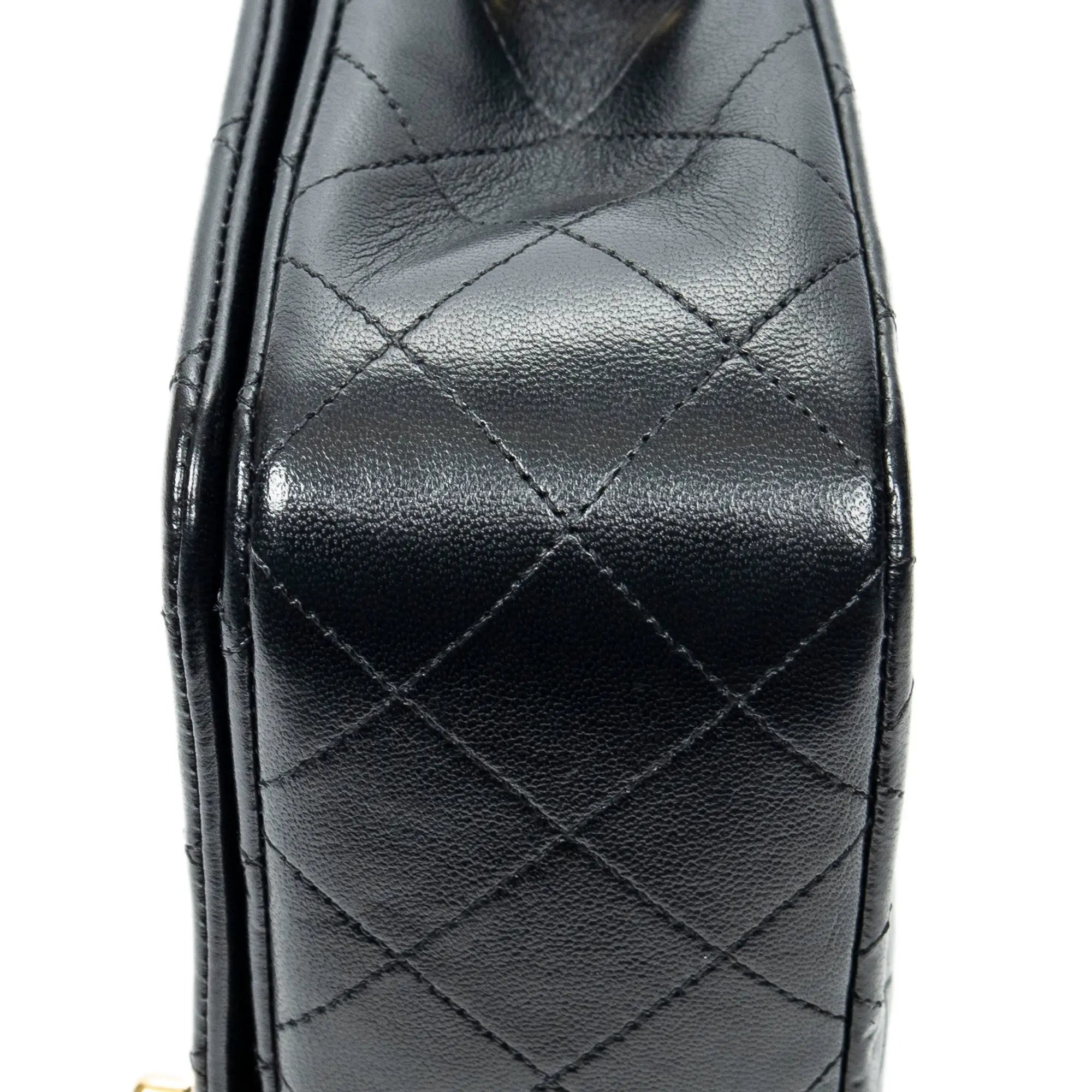 Bolso de hombro CC Turn Lock Mademoiselle Full Flap de cuero de cordero acolchado negro