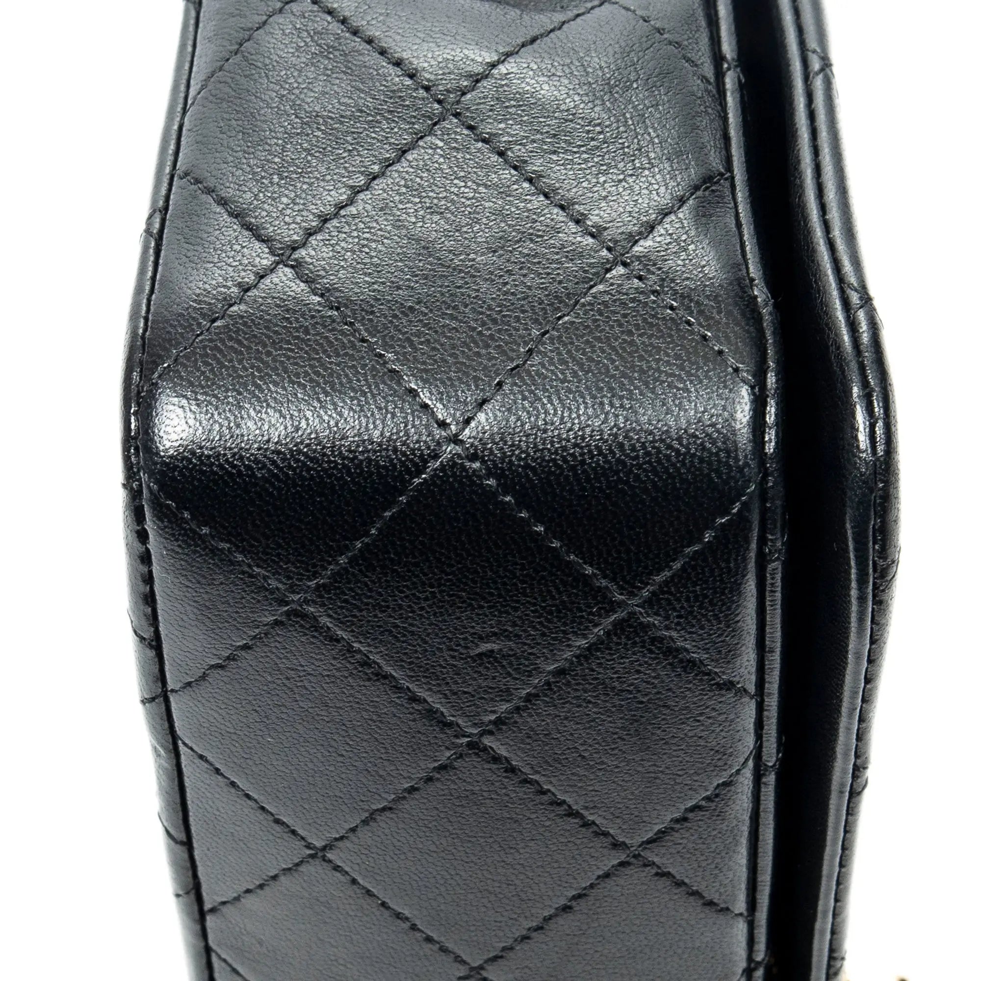 Bolso de hombro CC Turn Lock Mademoiselle Full Flap de cuero de cordero acolchado negro