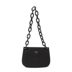 Bandolera con cadena de Lucite y solapa, de lona de nailon negra