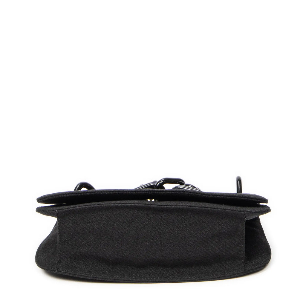 Bandolera con cadena de Lucite y solapa, de lona de nailon negra