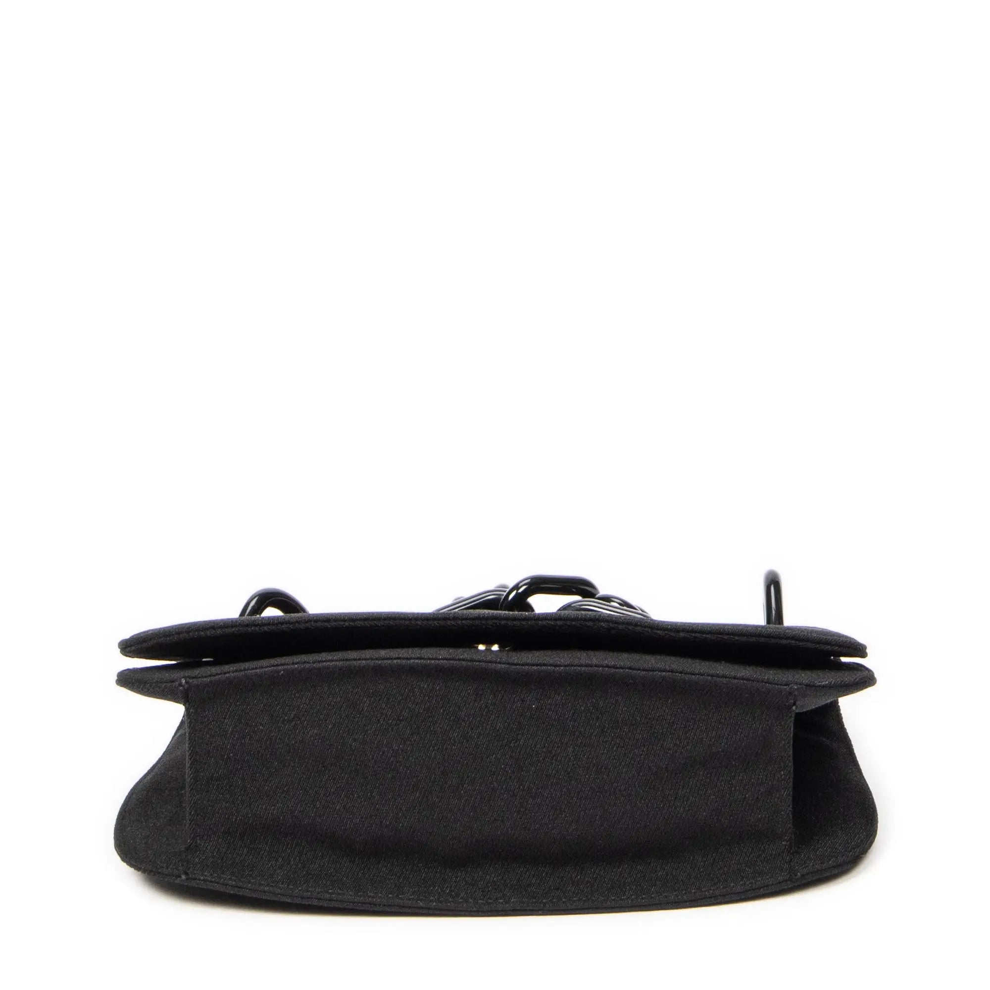 Bandolera con cadena de Lucite y solapa, de lona de nailon negra