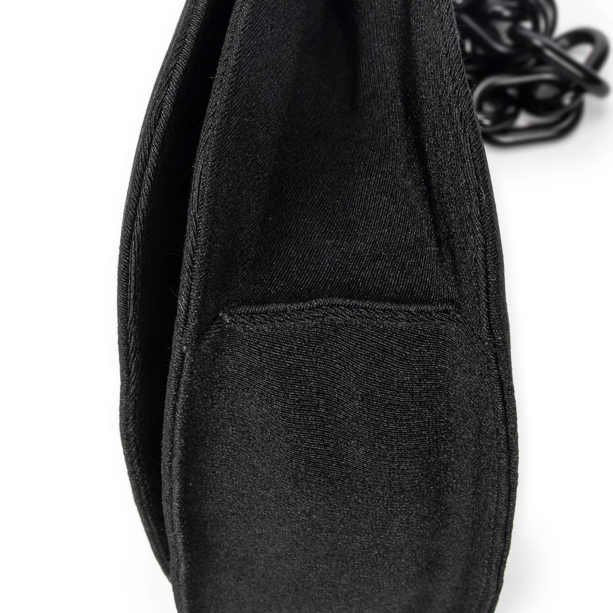 Bandolera con cadena de Lucite y solapa, de lona de nailon negra