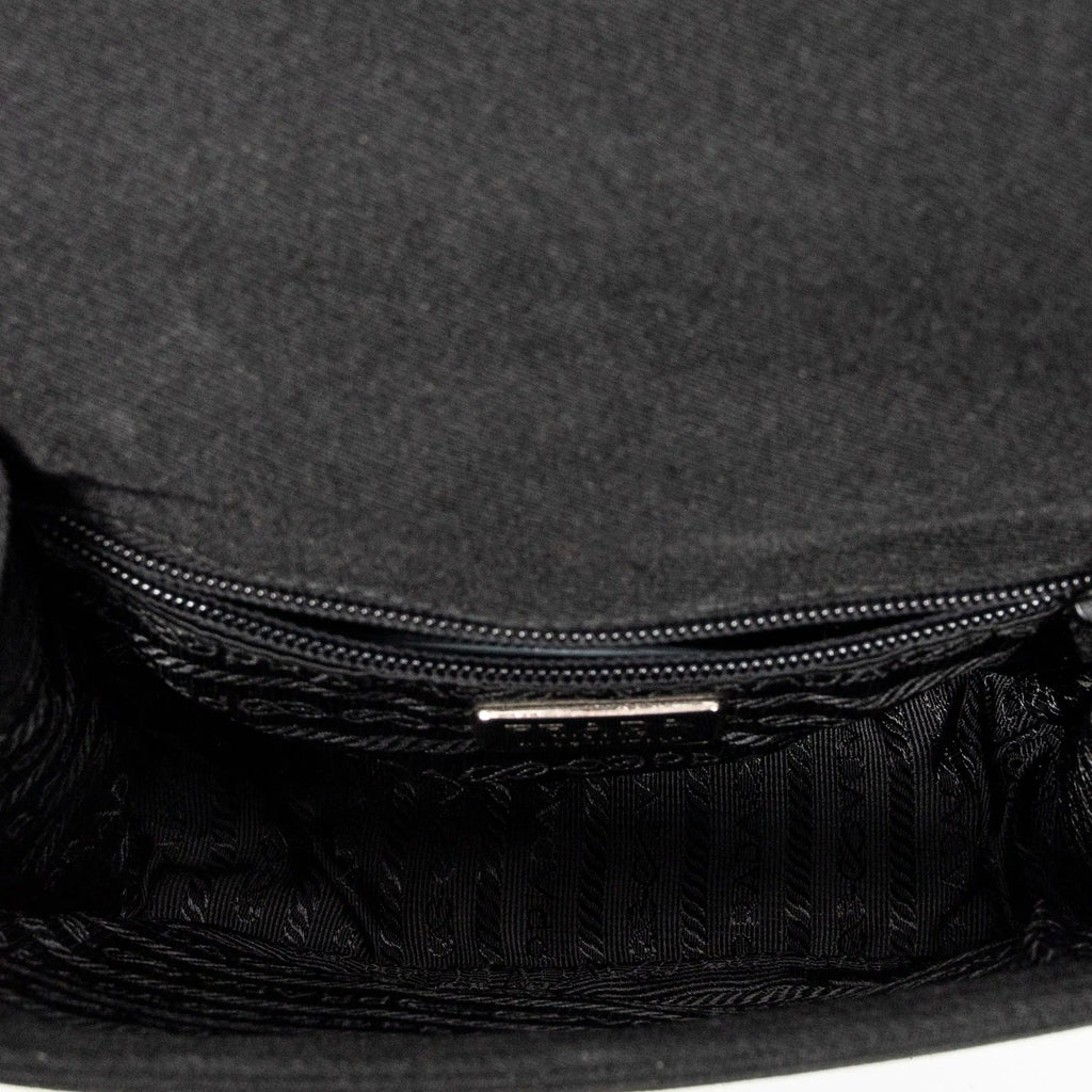 Bandolera con cadena de Lucite y solapa, de lona de nailon negra