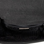 Bandolera con cadena de Lucite y solapa, de lona de nailon negra