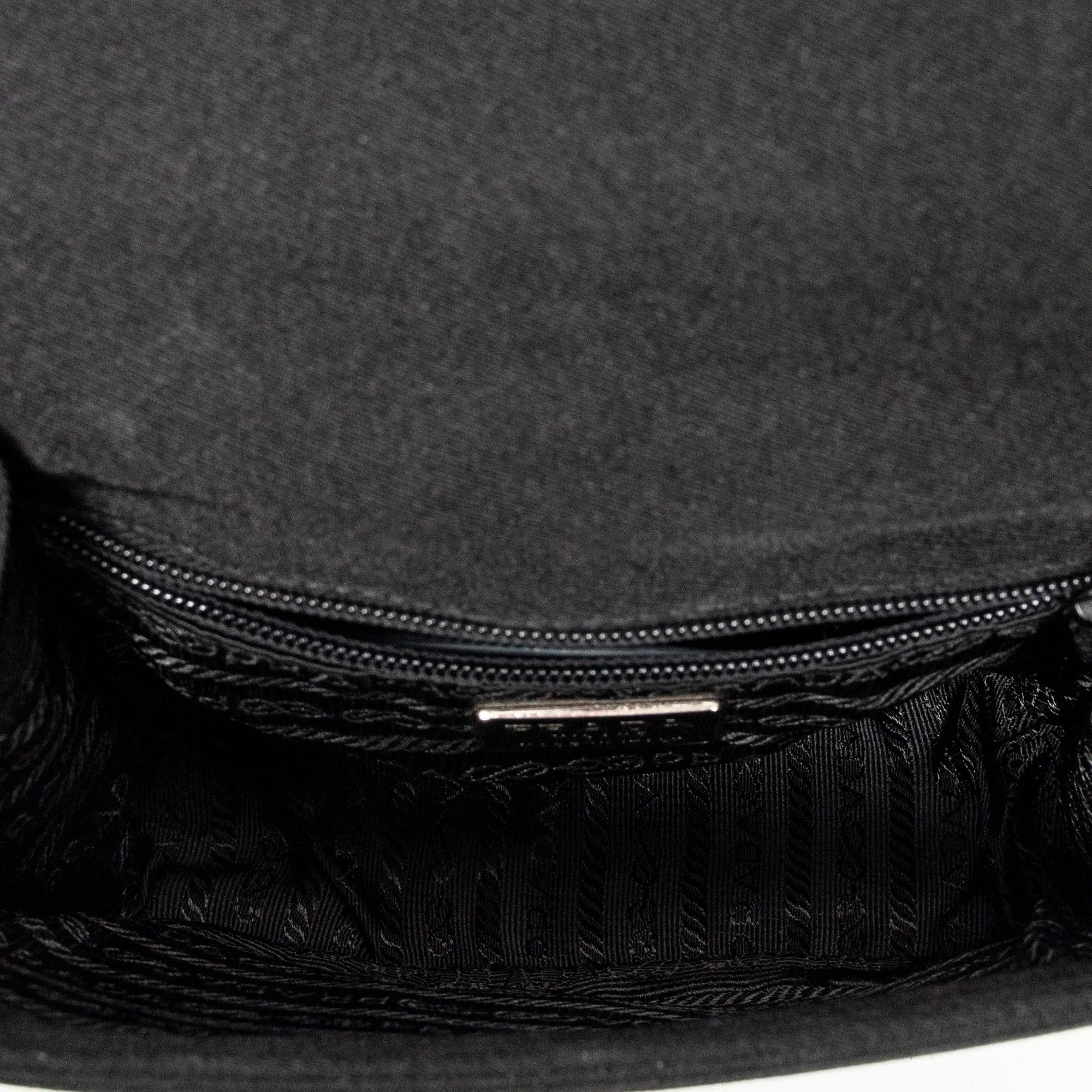 Bandolera con cadena de Lucite y solapa, de lona de nailon negra