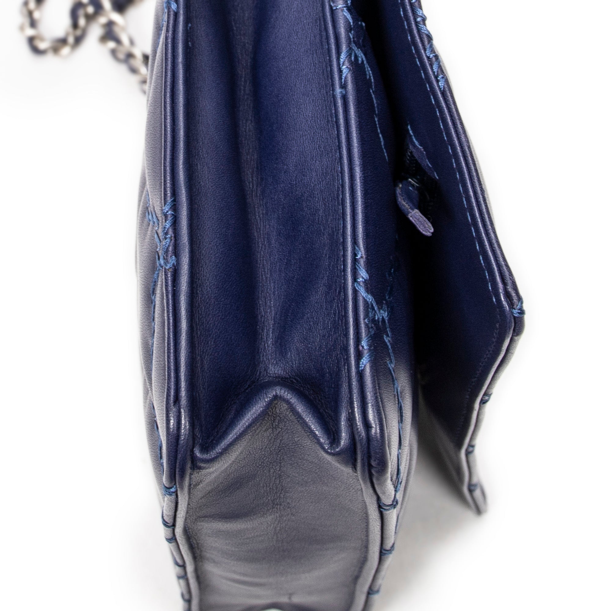 Bolso de hombro Hampton con cartera con cadena de piel de cordero azul marino con doble pespunte