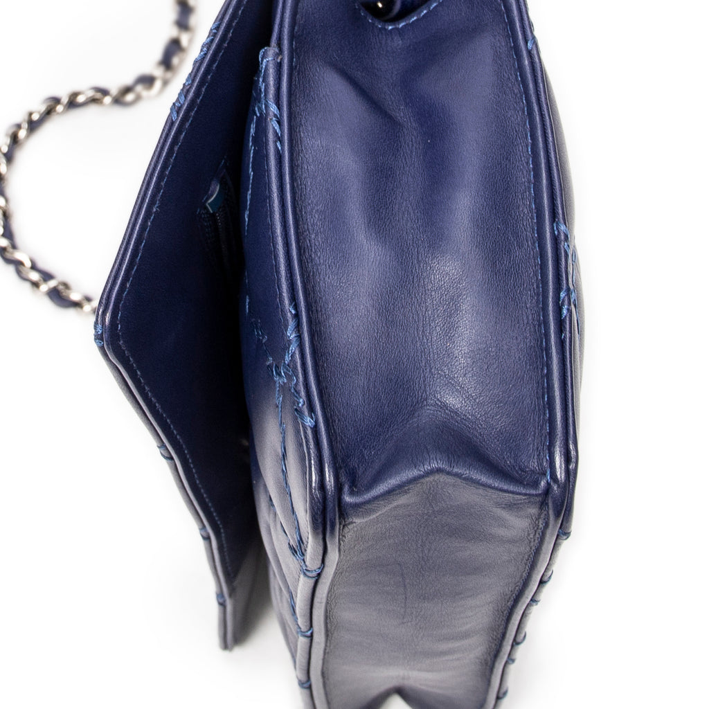 Bolso de hombro Hampton con cartera con cadena de piel de cordero azul marino con doble pespunte