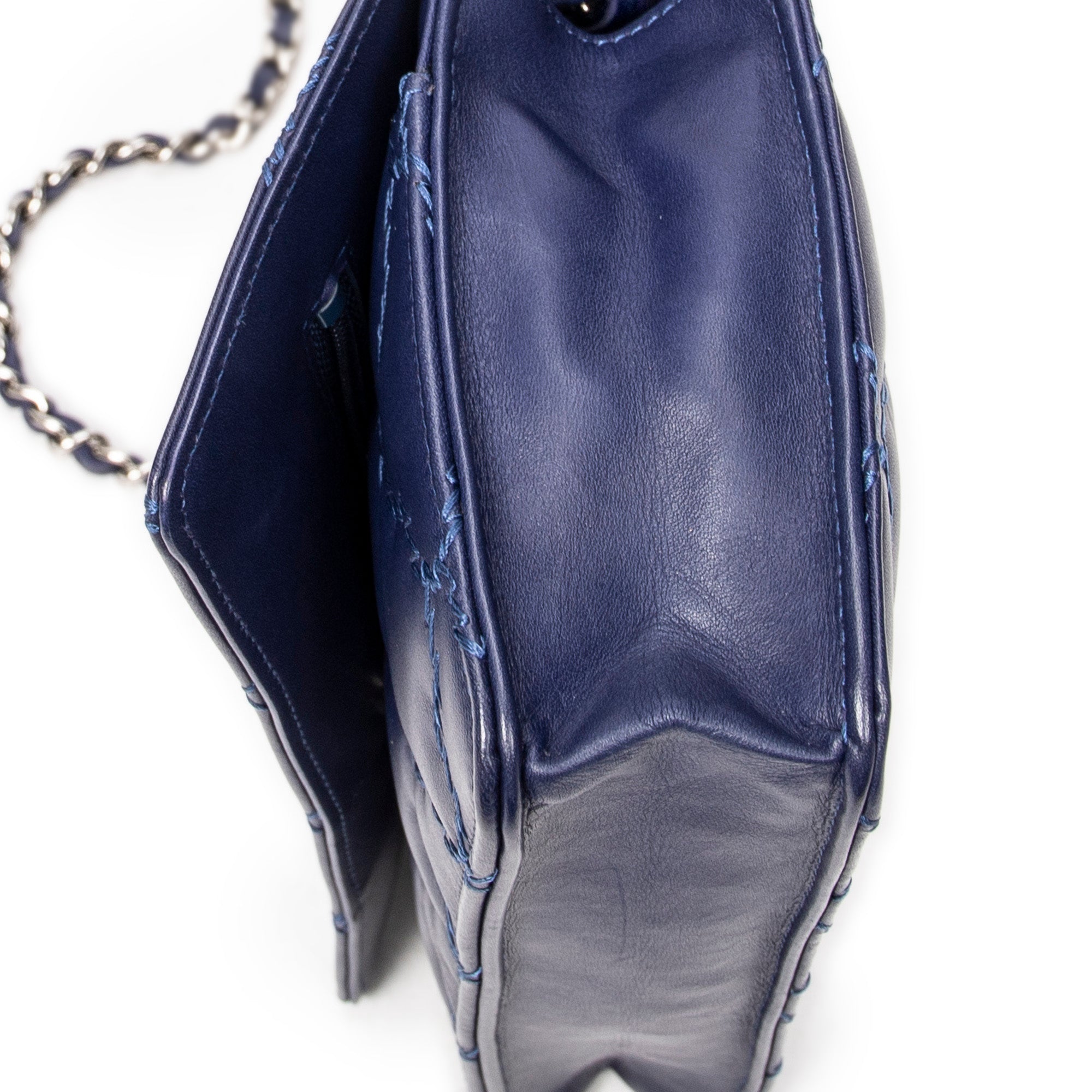 Bolso de hombro Hampton con cartera con cadena de piel de cordero azul marino con doble pespunte