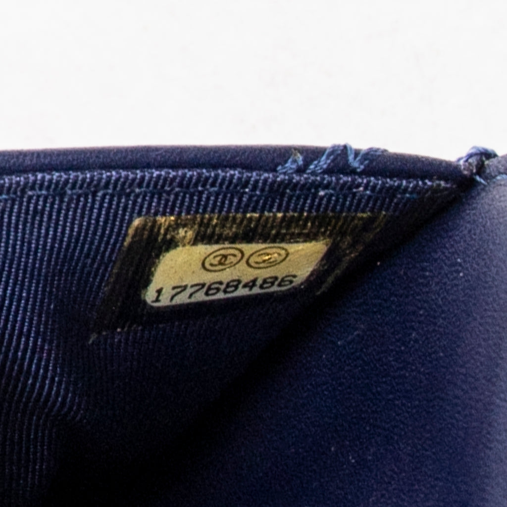 Bolso de hombro Hampton con cartera con cadena de piel de cordero azul marino con doble pespunte