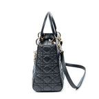 Bolso de hombro mediano Lady Dior con cremallera de piel de cordero Cannage negra