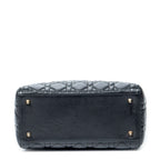 Bolso de hombro mediano Lady Dior con cremallera de piel de cordero Cannage negra
