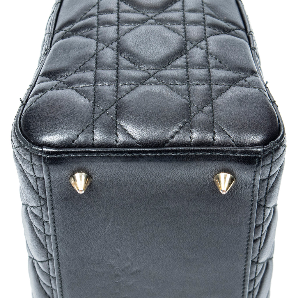 Bolso de hombro mediano Lady Dior con cremallera de piel de cordero Cannage negra
