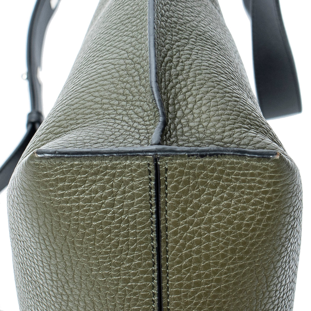 Shoulder Bag Medium T Messenger Green Grained Calfskin Leather