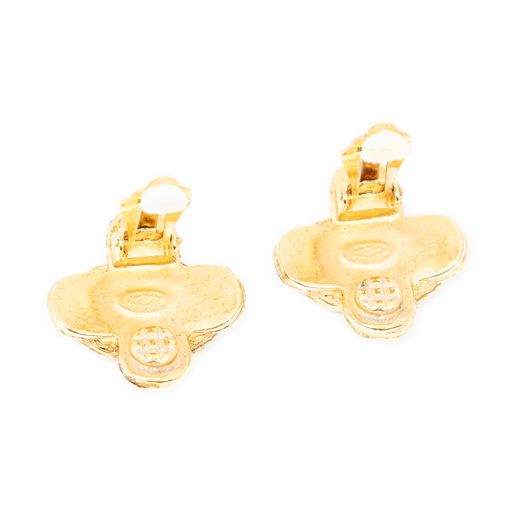 Pendientes CC de clip con diseño de cruz, chapados en oro