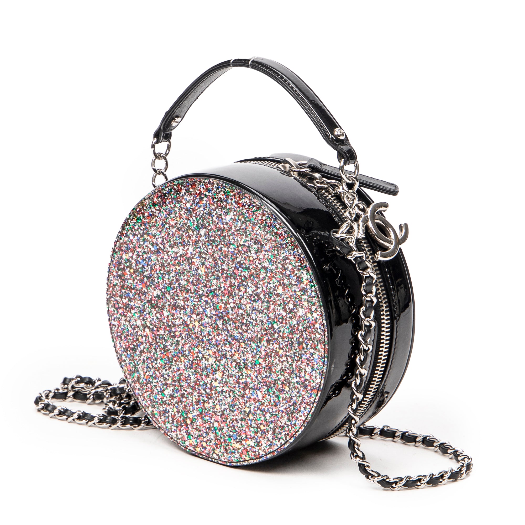 Bolso de hombro CC redondo de piel charol con purpurina negra y cadena cruzada