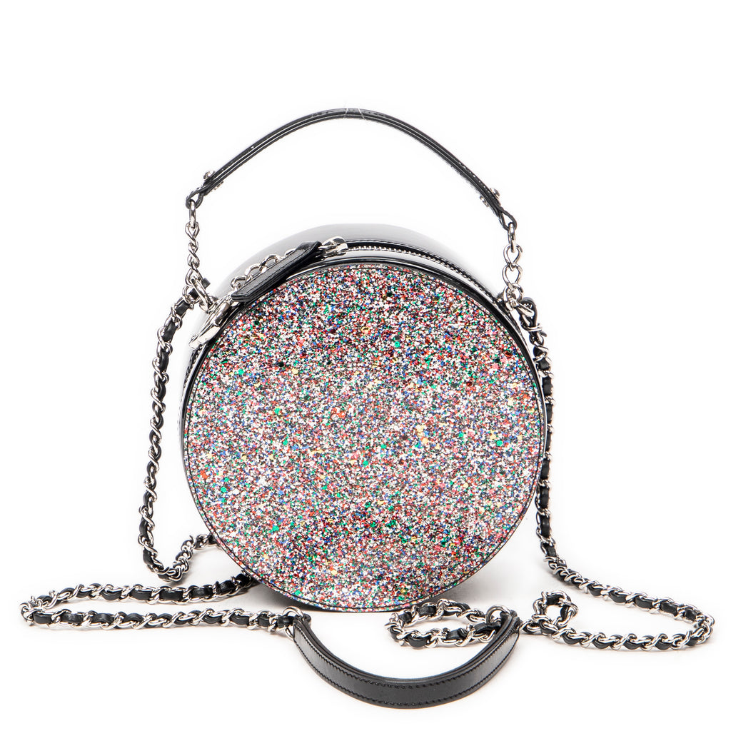 Bolso de hombro CC redondo de piel charol con purpurina negra y cadena cruzada