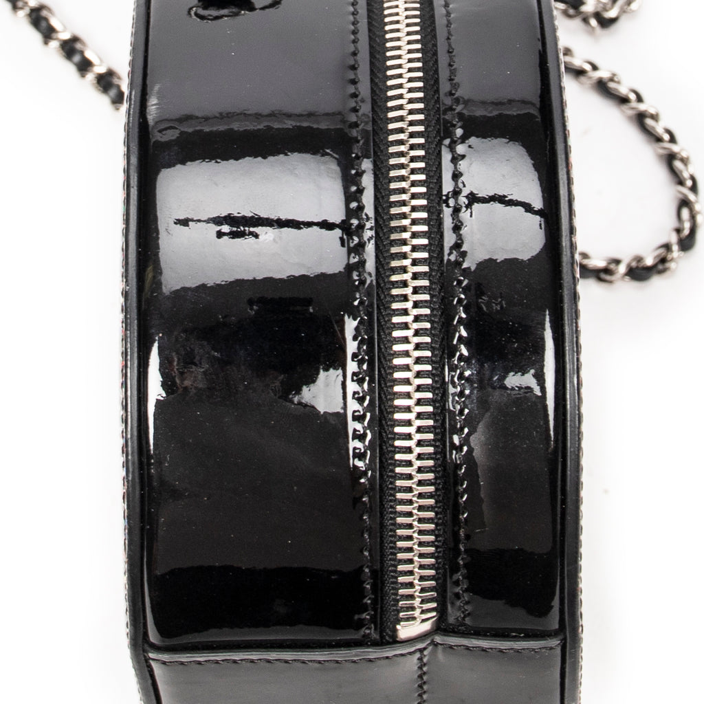 Bolso de hombro CC redondo de piel charol con purpurina negra y cadena cruzada
