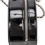 Bolso de hombro CC redondo de piel charol con purpurina negra y cadena cruzada