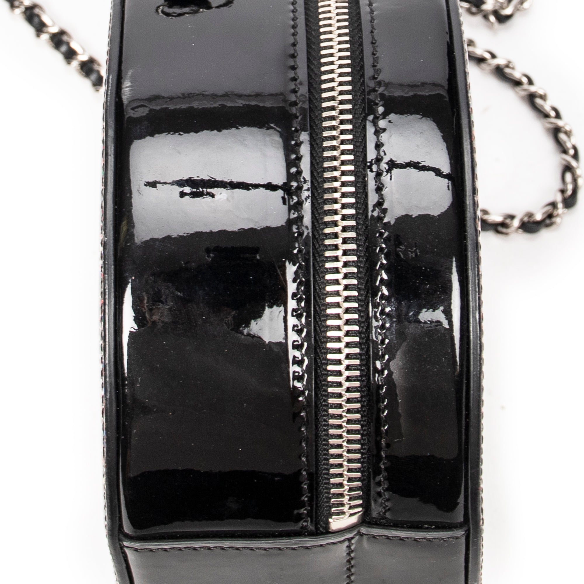 Bolso de hombro CC redondo de piel charol con purpurina negra y cadena cruzada
