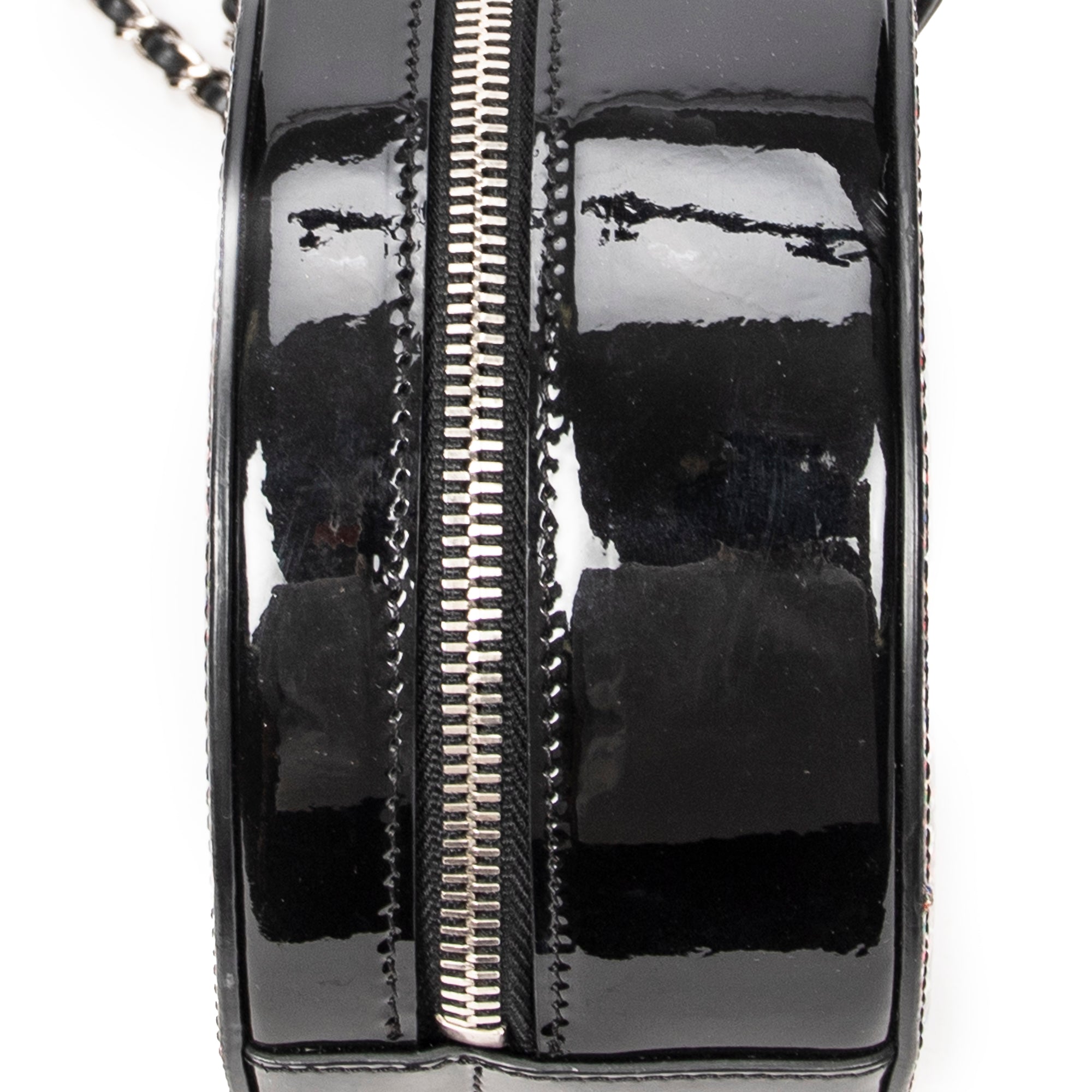 Bolso de hombro CC redondo de piel charol con purpurina negra y cadena cruzada