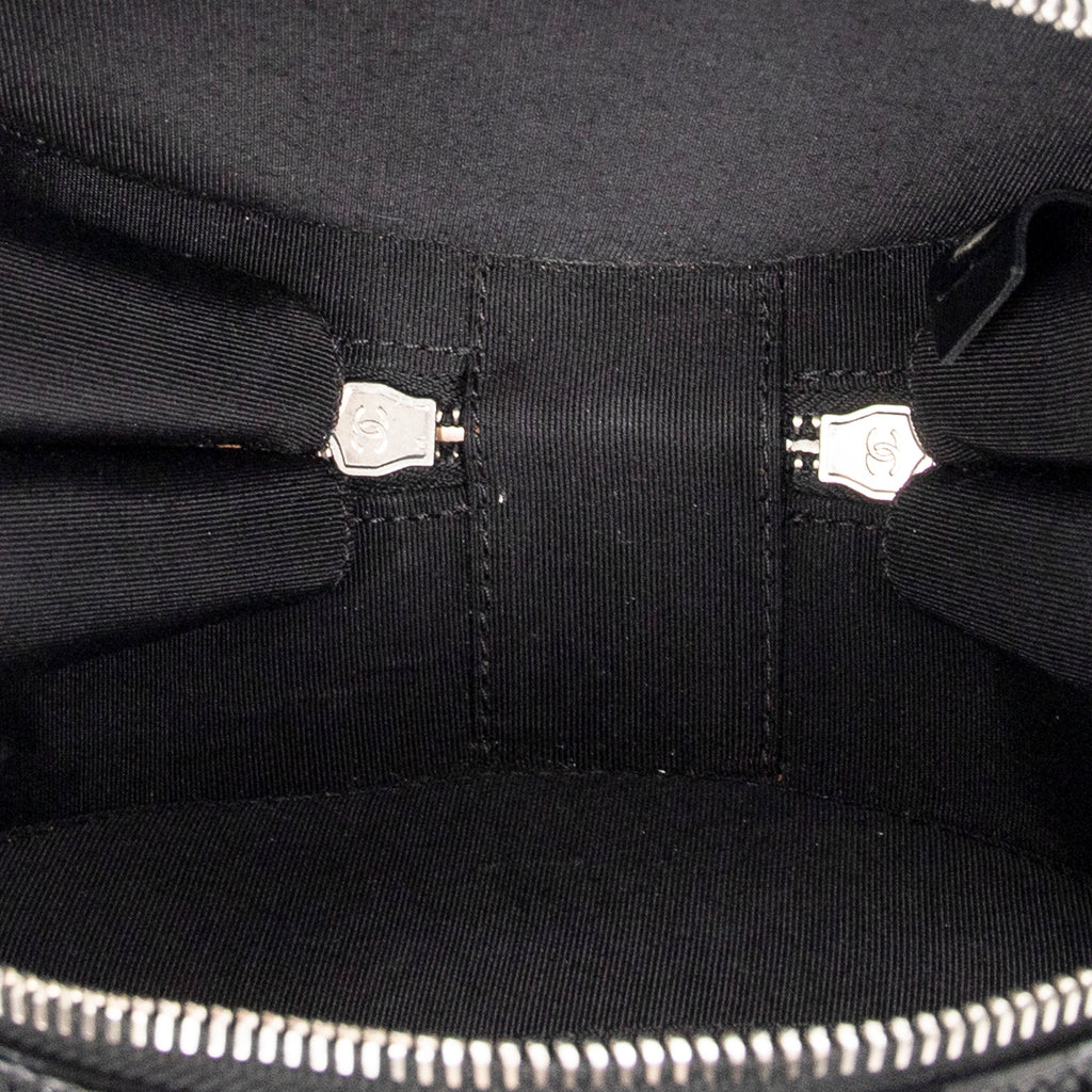 Bolso de hombro CC redondo de piel charol con purpurina negra y cadena cruzada