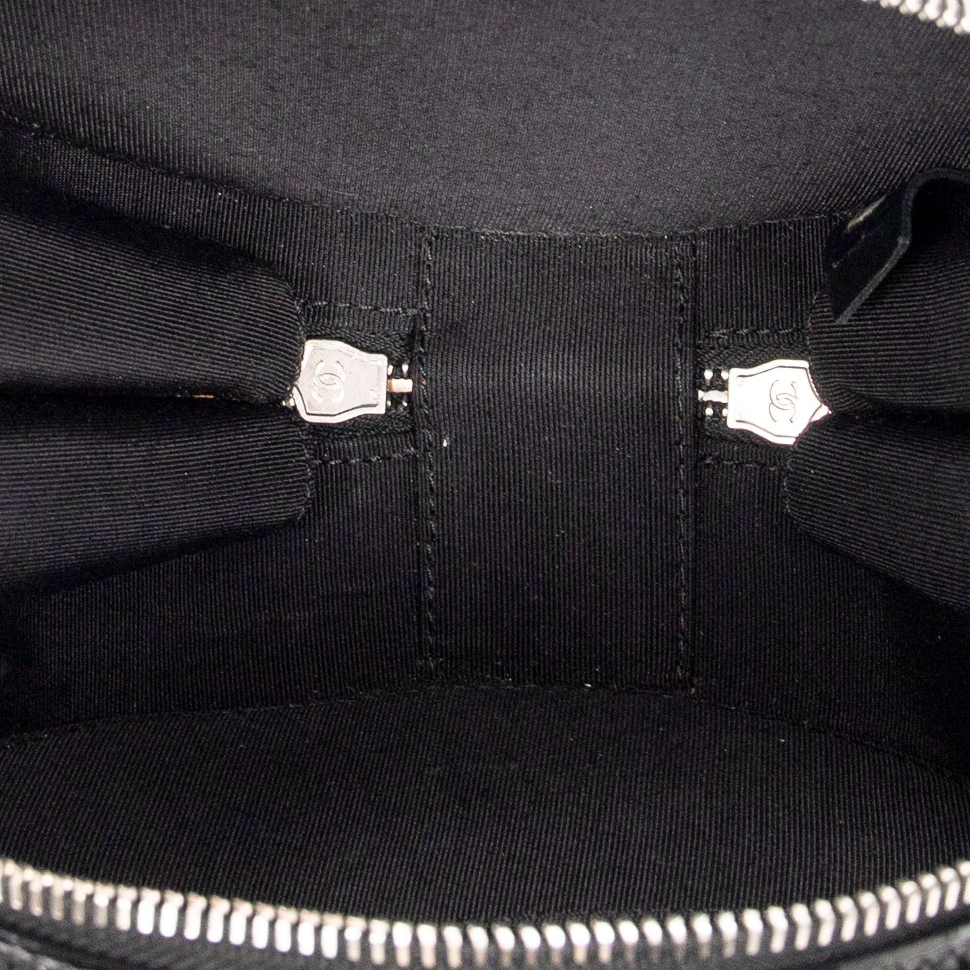 Bolso de hombro CC redondo de piel charol con purpurina negra y cadena cruzada