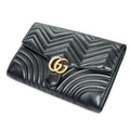 Cartera de mano GG Marmont con solapa de piel acolchada chevron negra