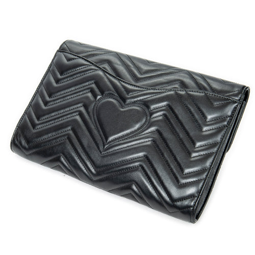 Cartera de mano GG Marmont con solapa de piel acolchada chevron negra